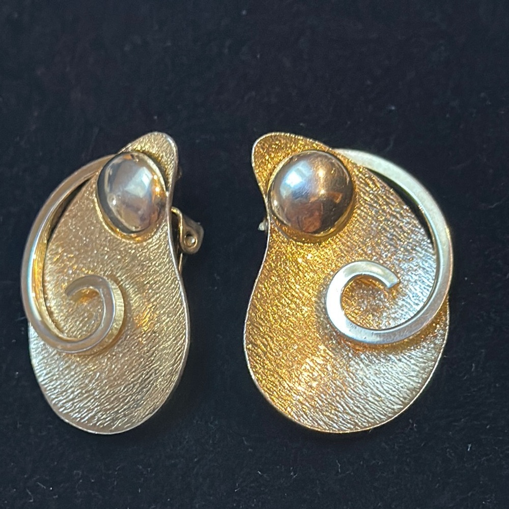 TARA vintage Gold Swirl Clip Earrings - 1 1/2”